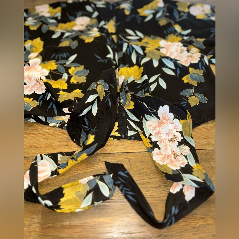 Aakaa Black Greens and Blush Pinks Floral Tie-Front Kimono style Silky Top - Picture 7 of 12